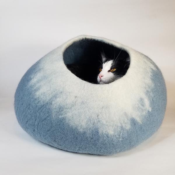 Sky Blue And White Cozy Wool Bed